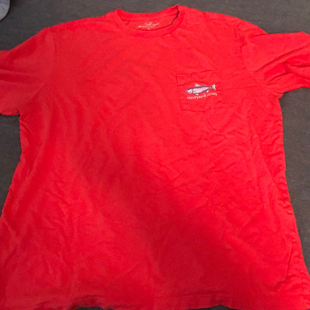 Red vineyard vines t shirt